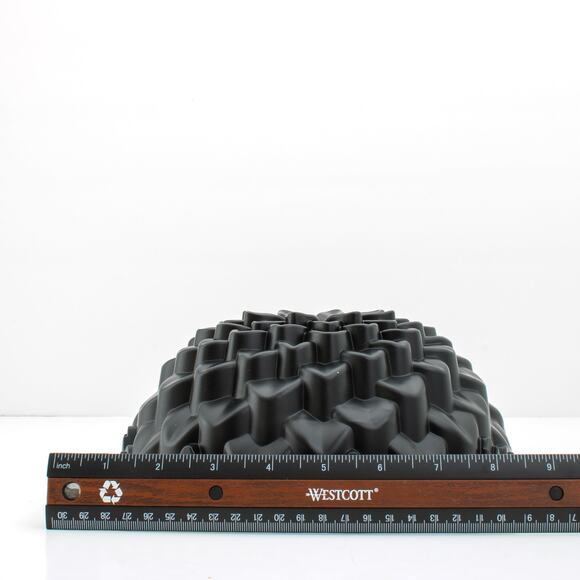 NordicWare Heavy Cast Aluminum Chrysanthemum Bundt Pan & Cake Keeper - Picture 8 of 9